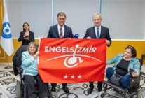 izmir ticaret odasinda kirmizi bayrak gururu