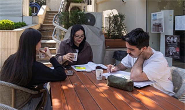 izmirin kutuphaneleri genclere iyi geldi