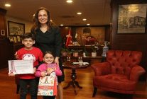 karsiyaka belediyesi yilin kitap tutkunlarini secti