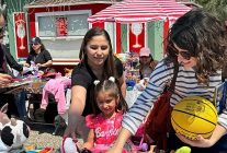 karsiyakada cocuklar icin 2 el pazarina buyuk ilgi