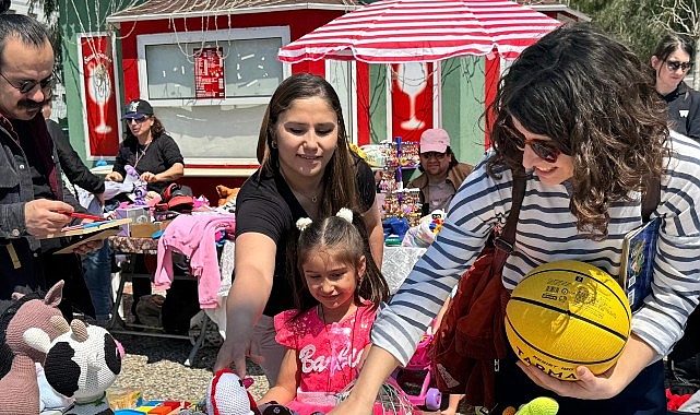 karsiyakada cocuklar icin 2 el pazarina buyuk ilgi