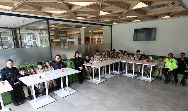 kartepe kutuphanesinde anlamli polis haftasi kutlamasi