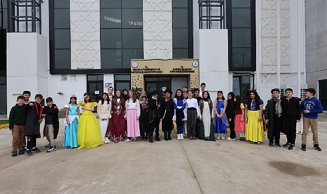 kartepede masal kahramanlari kutuphanede bulustu