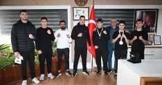 kick boks sporculari basarilarini baskan topaloglu ile paylasti