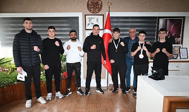 kick boks sporculari basarilarini baskan topaloglu ile paylasti
