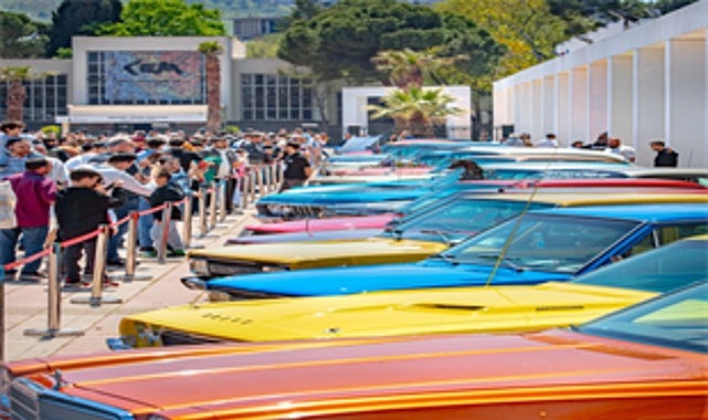 klasik otomobil sergisi ziyaretcilerini zaman yolculuguna cikardi