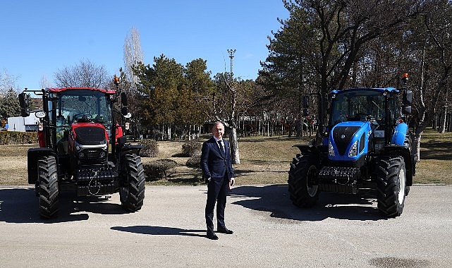 konya tarim fuarinda turktraktor standini ziyaret edenlere new holland t580b kazanma firsati