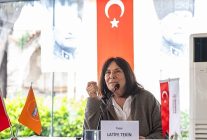 latife tekin bornovada genclerle bulustu sizin dunyanizi cok merak ediyorum