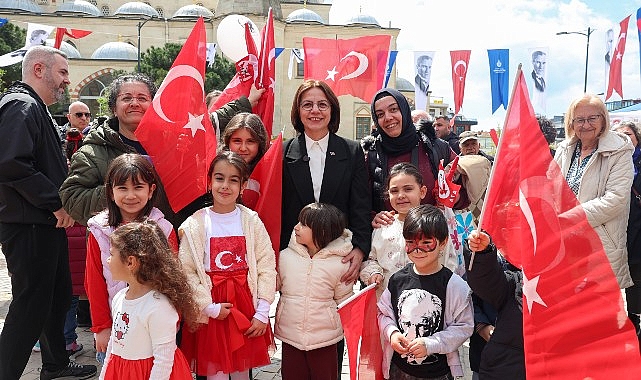 maltepenin cumhuriyet meydaninda 23 nisan coskusu