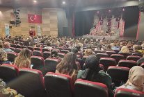 manisa sehir tiyatrosu sen istanbuldan daha guzelsin oyununu agirladi