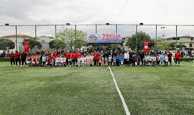 mendereste minik kramponlar sahaya cikti