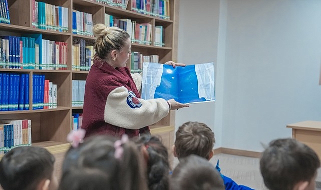 minik ogrenciler kutuphane atmosferini yasadi