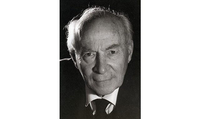 muhsin ertugrul kabri basinda aniliyor