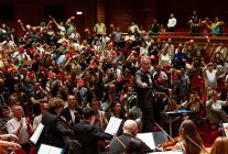 narlidere belediyesi cocuk senfoni orkestrasindan aassmde buyuleyici 23 nisan konseri