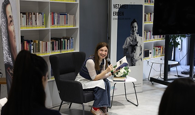 nezaket erden sennur sezer siirleri okudu