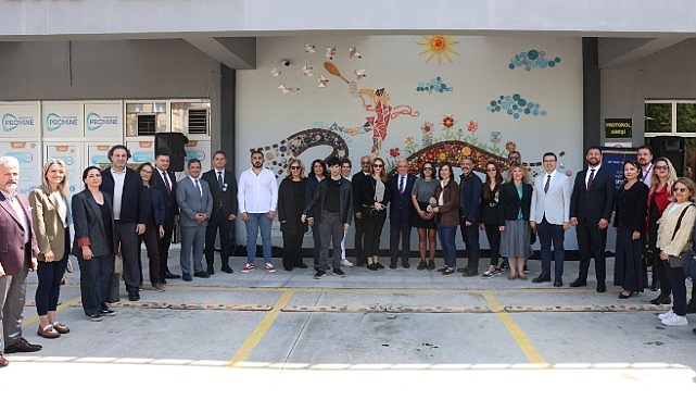 niluferde renkli dayanisma sanat ve sevgi panosu