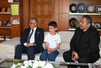 ogrenciler baskanlik koltuguna oturdu