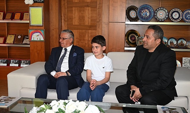 ogrenciler baskanlik koltuguna oturdu