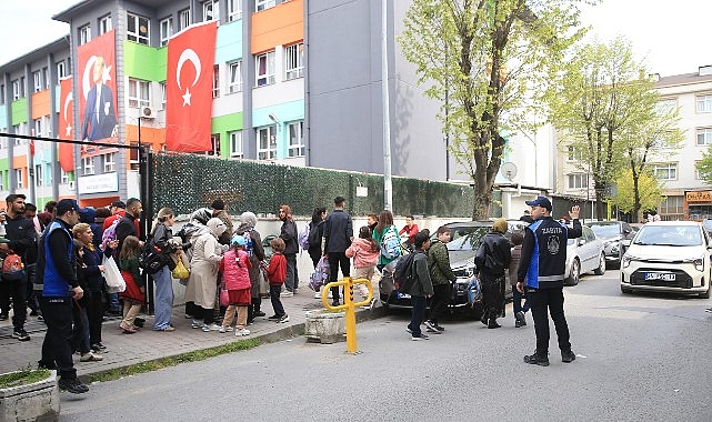 ogrenciler icin guvenli yol zabita okul onlerinde gorevde