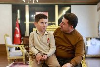 rasim baskan minik hayranini belediyede agirladi