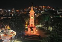 saat kulesi gunduz baska gece baska guzel