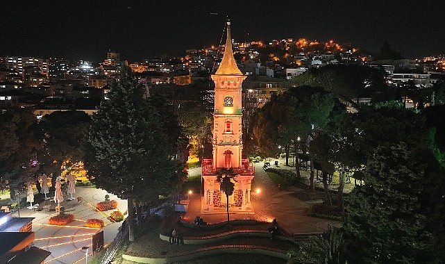 saat kulesi gunduz baska gece baska guzel