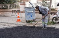 salihli belediyesi altyapi calismalari nedeniyle bozulan yollarda onarim calismalarina basladi