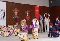 seferihisarda 23 nisan coskusu yarinlarin isigi cocuklar sahnedeydi