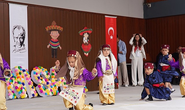 seferihisarda 23 nisan coskusu yarinlarin isigi cocuklar sahnedeydi