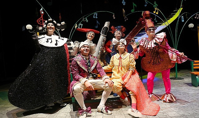 sehir tiyatrolari sesler ulkesi oyunuyla kibrista