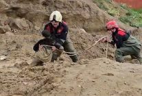 torbalida camura saplanan iki cocugu itfaiye kurtardi