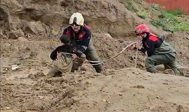 torbalida camura saplanan iki cocugu itfaiye kurtardi