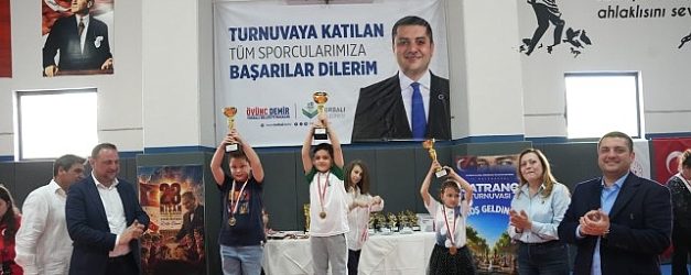 torbalida satranc soleni 208 sporcu ayni masada bulustu