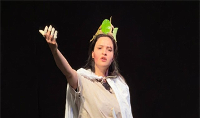 universiteliler tiyatroda bulustu