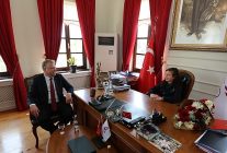 urla belediye baskanligi koltuguna turkiyenin secilmis ilk cocuk meclisi baskani oturdu