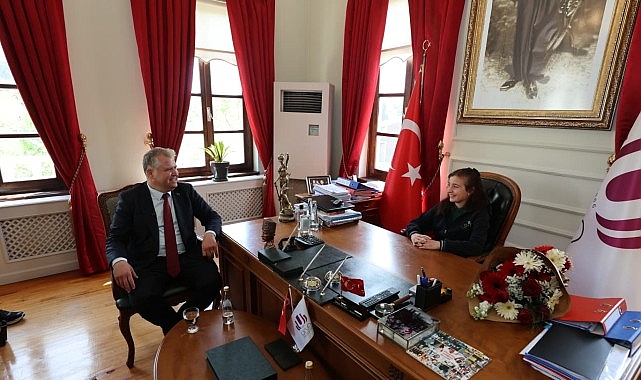 urla belediye baskanligi koltuguna turkiyenin secilmis ilk cocuk meclisi baskani oturdu