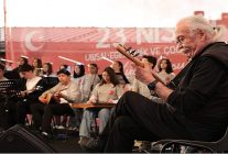 usta sanatci cahit berkay genclerle ayni sahneyi paylasti