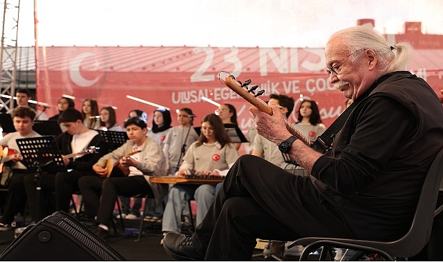 usta sanatci cahit berkay genclerle ayni sahneyi paylasti