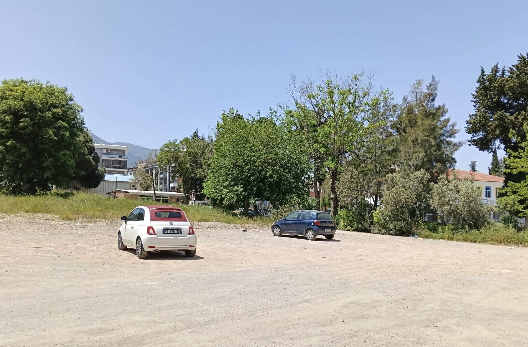 Armutlu Ortaokulu Otopark Oldu, Veliler Tepkili! 1 Goruntu 22.05.2026 11.09