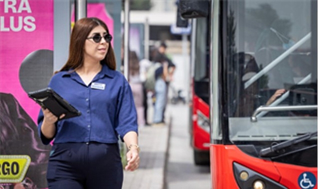 Anne adayı ESHOT şoförü, doğum sonrası direksiyona dönmek için gün sayıyor 1 anne adayi eshot soforu dogum sonrasi direksiyona donmek icin gun sayiyor