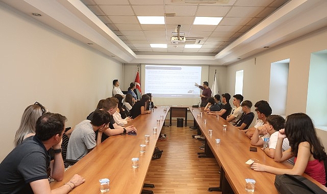 Nilüfer’in yeşil enerji vizyonu Avrupalı gençlere anlatıldı 1 niluferin yesil enerji vizyonu avrupali genclere anlatildi