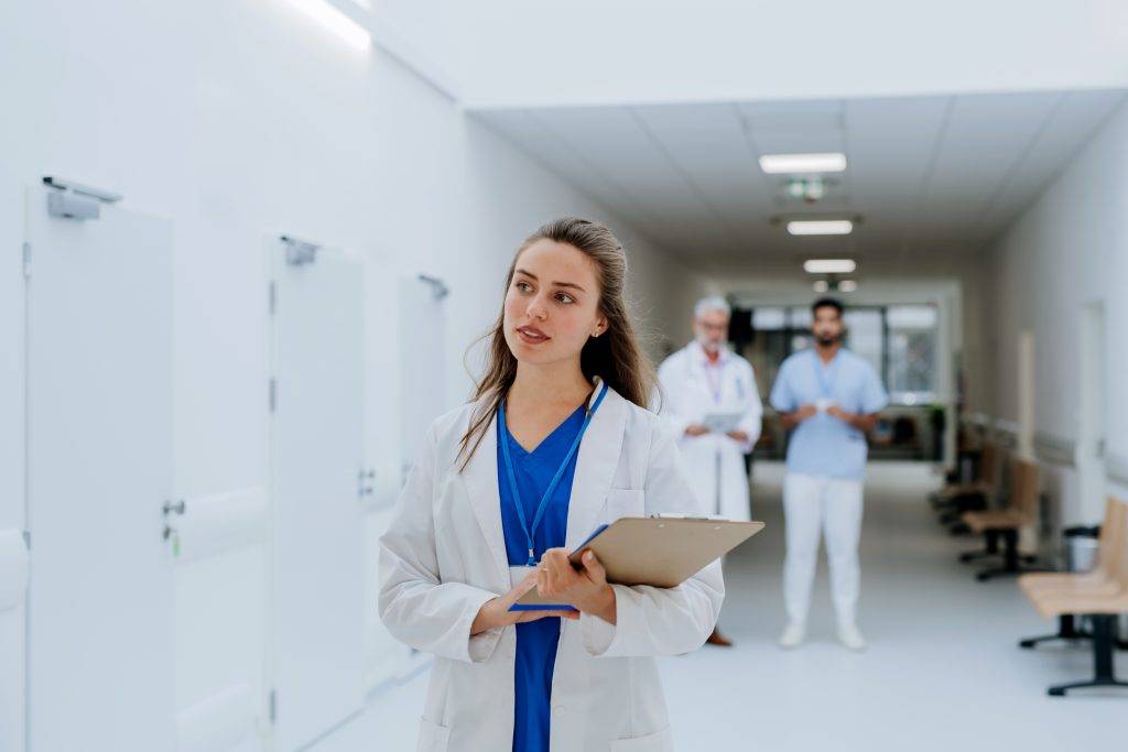 Hekimlerin Sağlık Raporu Düzenlemesinin Önündeki Engeller Kaldırılmalı! 1 portrait of young woman doctor a