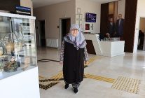 82 yasindaki kadin sporla bastonunu atti