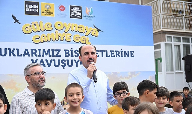 baskan altay gule oynaya camiye gel projesinde bisiklet almaya hak kazanan cocuklara bisikletlerini hediye etti