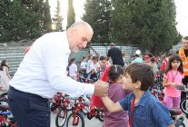 baskan sandikcidan davet tum cocuklar hediyelerine kavusuyor