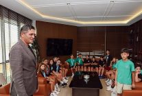 baskan serkan acar basarili yuzuculeri makaminda agirladi