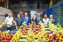 baskan tugay izmirin hal esnafiyla bulustu