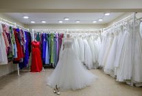 bayraklida evlenecek ciftlere gelinlik ve damatlik destegi