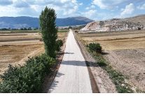 buyuksehir belediyesinin kirsalda yol calismalari suruyor