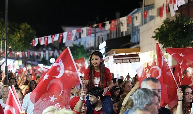 Çeşme’de 30 Ağustos Zafer Bayramı coşkuyla kutlandı 1 cesmede 30 agustos zafer bayrami coskuyla kutlandi